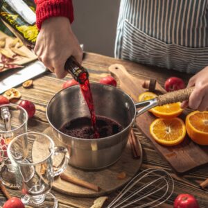 Le vin chaud : Une tradition douillette et délicieuse